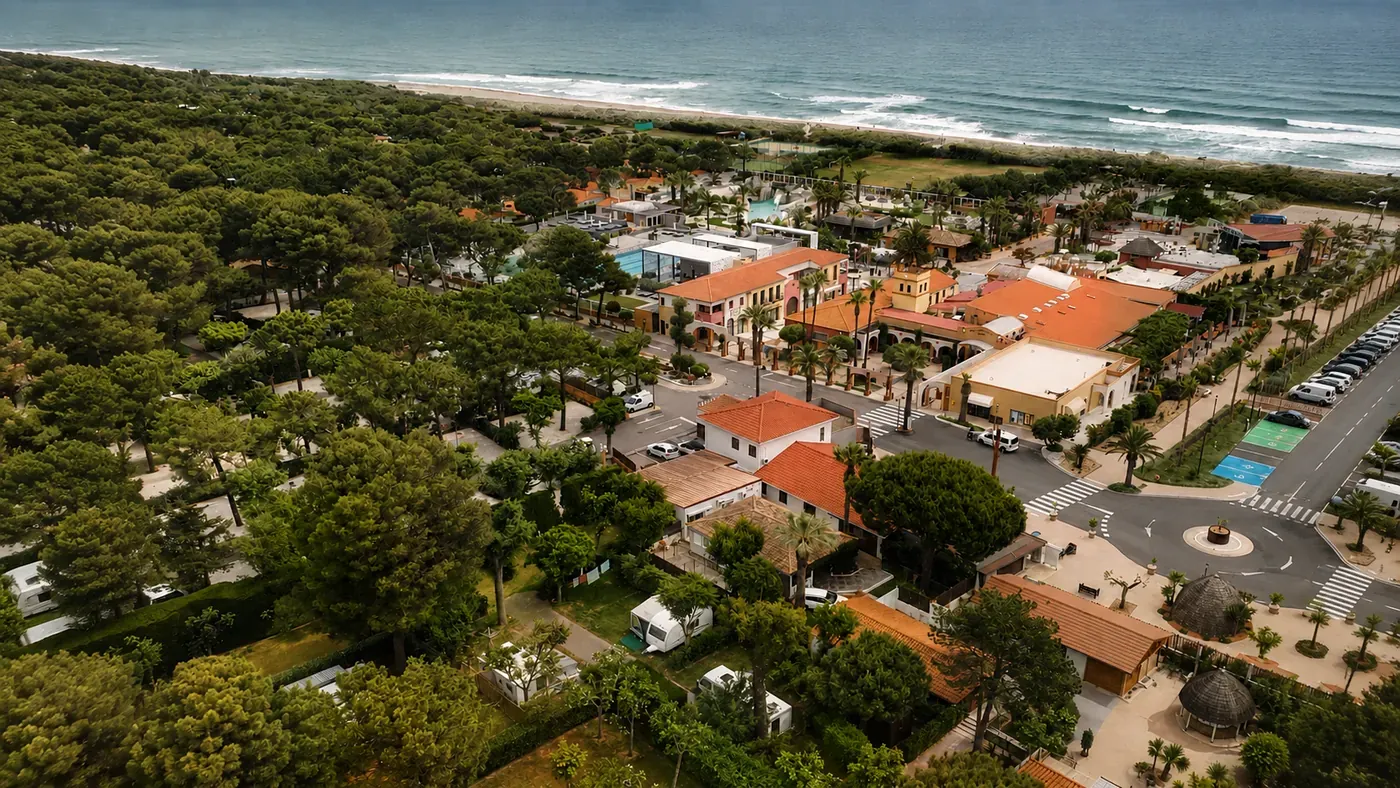 Luftaufnahme des Campingplatzes Le Brasilia zwischen Pinienwald und Strand